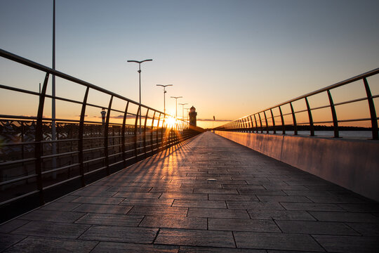 Les phares de la ville de Cannes au lev&eacute; du soleil... 