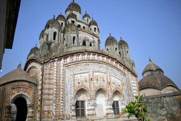 Obraz premium front view of 'krishna chandraji' temple showcasing ornate terracotta work and multiple spires at kalna rajbari complex, west bengal, india