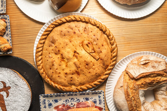 A selection of sweet and savory empanadas together, some apple and others meat, with different shapes for easy identification.