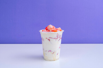 The tangy and exotic touch that cuts through the sweetness: a close-up of passion fruit or mango sliced ​​atop the Pavlova