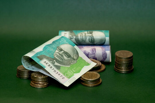 Colombian peso banknotes and coins symbolizing the economy and minimum wage.Close-up of Colombian banknotes and coins, financial planning in Colombia.