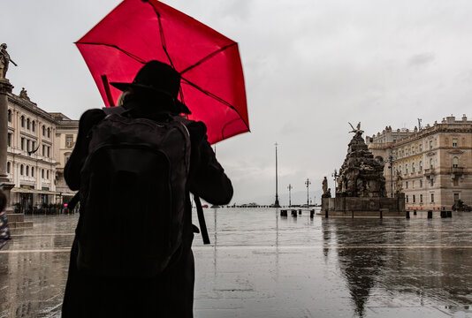 Piazza unita a trieste con tempo uggioso