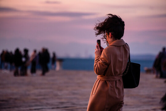 colpo di bora sul molo audace a trieste al tramonto