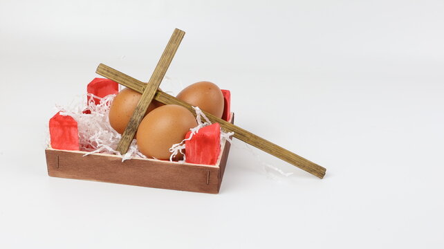 Sfondo pasquale con uova in un cestino di legno e una croce cristiana. Sopra &egrave; scritta la scritta "Buona Pasqua".