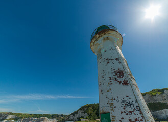 Balise lumineuse sur le chenal d'acc&egrave;s au port de Saint-Val&eacute;ry-en-Caux, Seine-Maritime, France