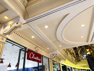 Naklejka premium Elegant Manchester shopping mall interior with ornate ceiling and Clintons storefront display in a luxury retail setting