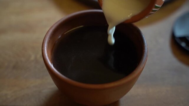 Cafe de olla pour, slow motion