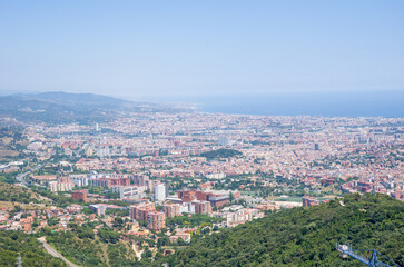 Obraz premium Aerial view of coastal city with urban and natural landscape