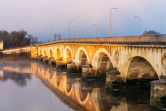 Pont de Pierre Bridge at Winter Dawn, Libourne, France.
