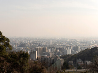 展望台から見る黄砂に覆われた都市景観