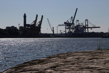 blick auf die hafenanlage von swinem&uuml;nde