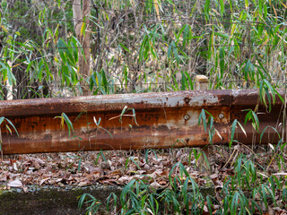 錆びて劣化した山道のガードレール
