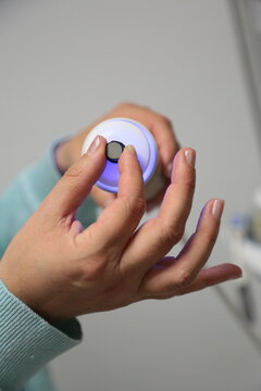Capteur m&eacute;dical Fibroscan tenu &agrave; la main