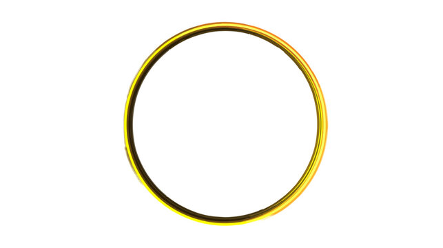 Anillo delgado de oro brillante con fondo blanco aislado, s&iacute;mbolo de lujo y compromiso en un dise&ntilde;o simple.