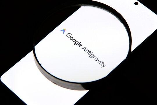 Google Antigravity - Ambiente de Desenvolvimento Integrado (IDE) focado em agentes de IA, constru&iacute;do sobre o VS Code.