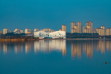 Obraz premium Lakeside city architecture and beautiful scenery