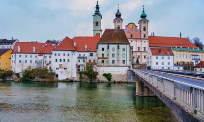 Obraz premium Panoramic View of Steyr River Bridge and Michaelerkirche