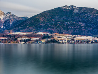 Obraz premium Long Exposure View of St Wolfgang Village and Mountains in Winter