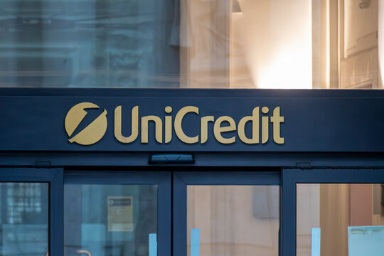 Rome, Italie - 6 janvier 2026: Enseigne et logo &agrave; l'entr&eacute;e d'une succursale de Unicredit, groupe bancaire multinational italien dont le si&egrave;ge est bas&eacute; &agrave; Milan