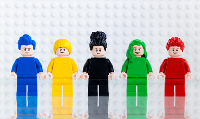 Naklejka premium Dortmund - Deutschland 14. Januar 2026 Lego fünf verschiedene Minifiguren - Studio Aufnahme