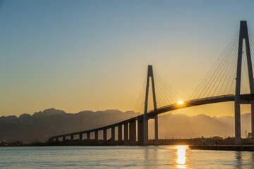 Obraz premium 夜明けの海王丸パークから新湊大橋と朝焼けの立山連峰