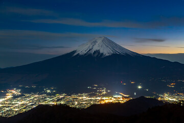 Fototapeta premium 冬の三つ峠から夕方の富士山