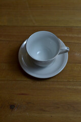 
Tampilan atas Cangkir putih kosong diatas meja kayu.  Top view of a empty white cup on a wooden...