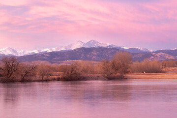 Fototapeta premium Sunrise on Longs Peak Mountain in Loveland Colorado