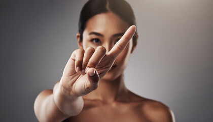 Fototapeta premium 方向を示す指差しのシンプルなジェスチャーの女性
