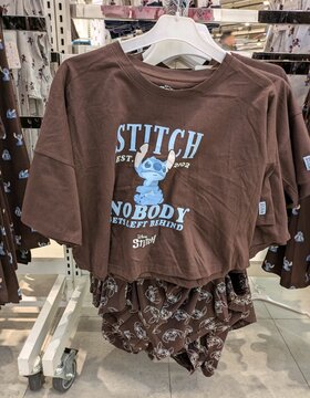 Camiseta de manga corta con pantalones cortos para pijama con Stich de Disney en tienda de Madrid, Espa&ntilde;a, 9 de enero de 2026	