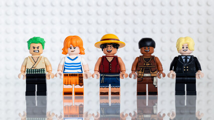 Naklejka premium Dortmund - Deutschland 14. Januar 2026 Lego Minifiguren Crew von One Piece - Studio Aufnahme