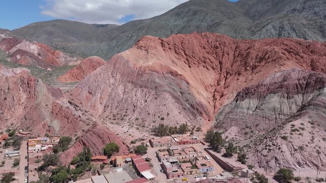 Cerro 7 colores desplazamiento lateral Purmamarca Jujuy Argentina