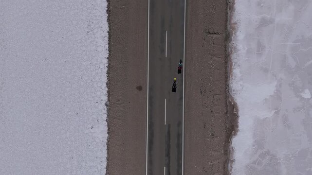 Salinas Grandes cenital pareja ciclista Salta Jujuy Argentina