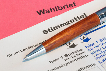 Briefwahl Symbolbild: Nahaufnahme von einem Wahlbrief mit dabei liegendem Stimmzettel