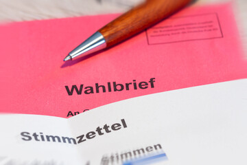 Briefwahl Symbolbild: Nahaufnahme von einem Wahlbrief mit dabei liegendem Stimmzettel