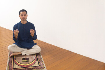 Fototapeta premium Muslim men is praying to Allah asking guidance