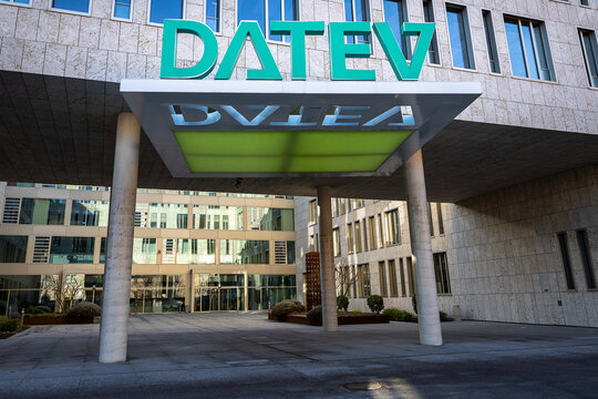 Eingangsbereich der DATEV-Zentrale in der F&uuml;rther Stra&szlig;e in N&uuml;rnberg mit dem gr&uuml;nen Firmenlogo auf dem Vordach, frontal aufgenommen. 