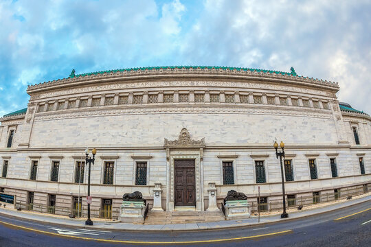 Facade of the Corcoran Gallery of Art with the Canova Lions in front. They are copies of lions sculpted by Antonio Canova in 1792 for the tomb of Pope Clement XII, Washington DC, USA