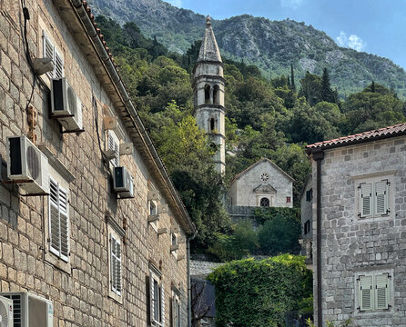 Blick zur Kirche in Perast, Montenegro