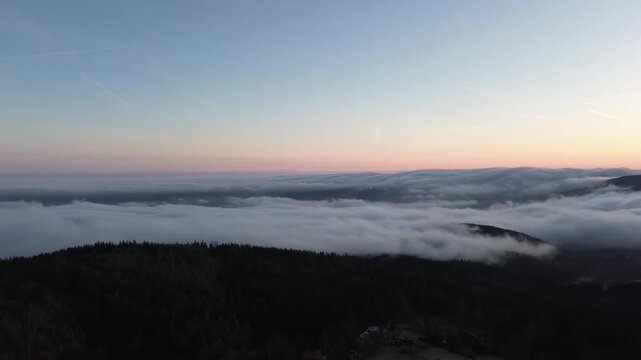 Lot drona nad morzem chmur w Karkonoszach podczas zachodu słońca. Zjawisko inwersji temperatury. Wideo 4K