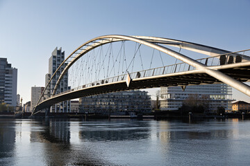 Obraz premium Pedestrian bridge over the Rhine between Weil am Rhein in Germany and Huningue in France