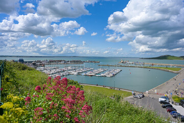 Blick auf Hafen und Leuchtturm in Howth / Irland