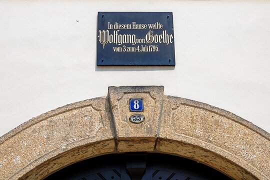 adorf, deutschland - hauseingang mit schild zum aufenthalt von johann wolfgang goethe