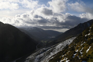 Obraz premium a view walking up a snowy Cadair Idris in south Gwynedd, wales from the mach loop