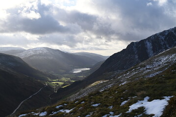 Fototapeta premium a view walking up a snowy Cadair Idris in south Gwynedd, wales from the mach loop