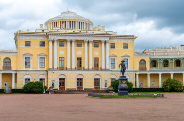 Fototapeta premium Saint Petersburg, Russia - june15, 2025: Pavlovsk palace in Pavlovsky park