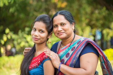 Obraz premium Portrait of happy mother and daughter embracing.