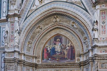 Obraz premium Florence, Italy; December 28, 2025: Close up of the decoration above the door of the Cathedral of Santa Maria del Fiore (or Duomo of Florence).