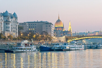 Obraz premium View towards Margaret Bridge from Danube river, Budapest, Hungary.