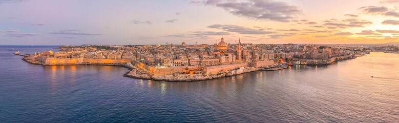 Obraz premium Panoramic photograph of Valletta, Malta, during sunset